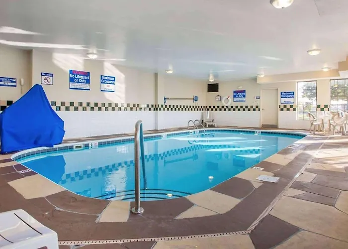 La Quinta & By Wyndham Hotel South Holland