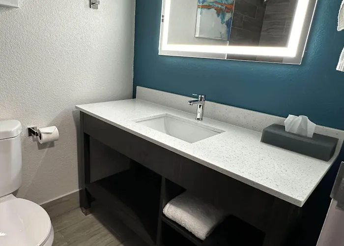 La Quinta & By Wyndham Hotel South Holland